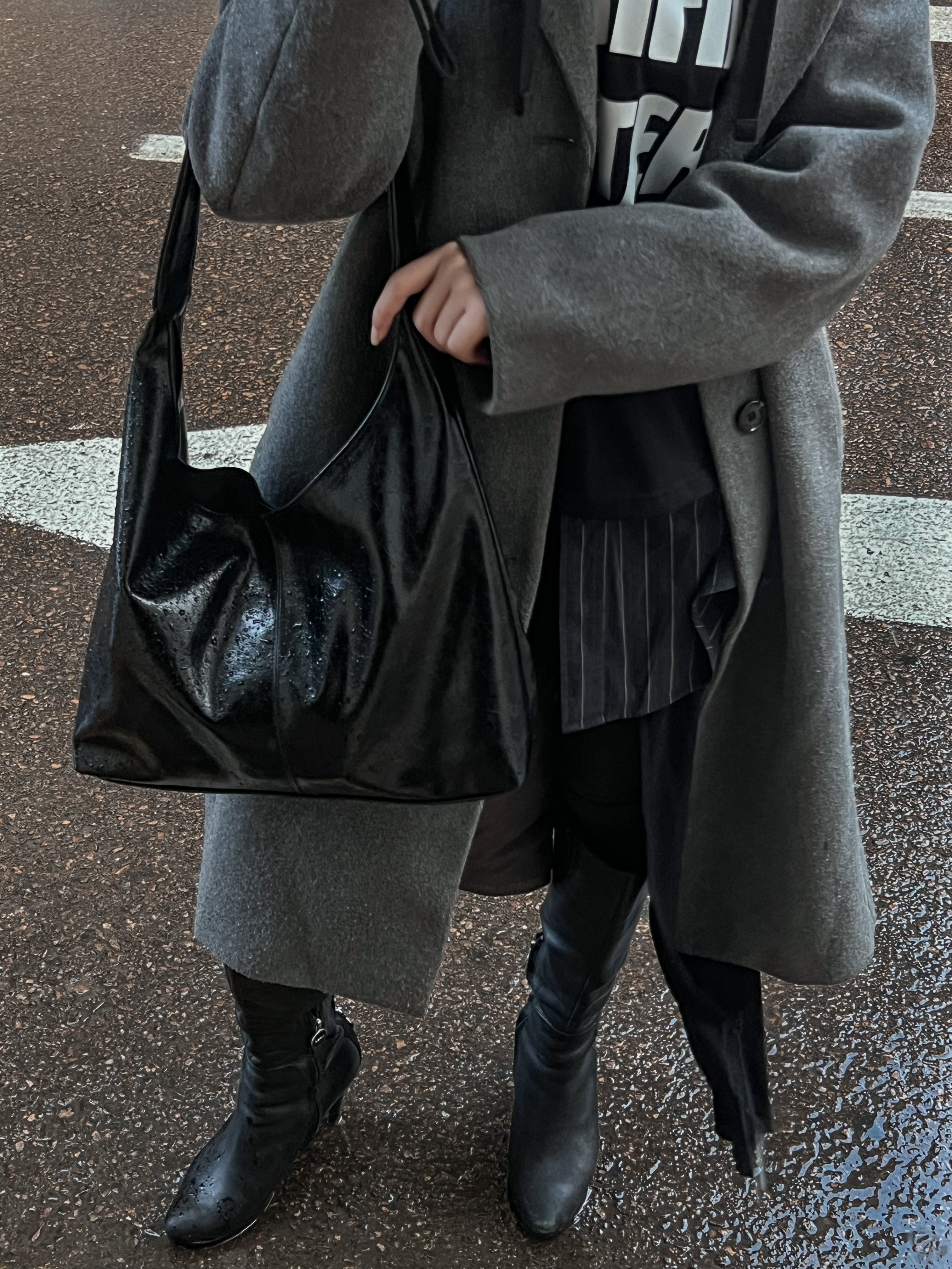 HELIO-HOBO BAG CRACKED BLACK