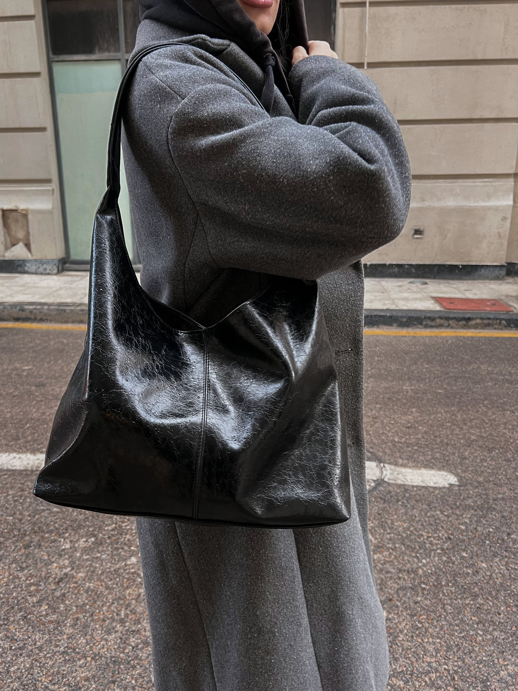 HELIO-HOBO BAG CRACKED BLACK