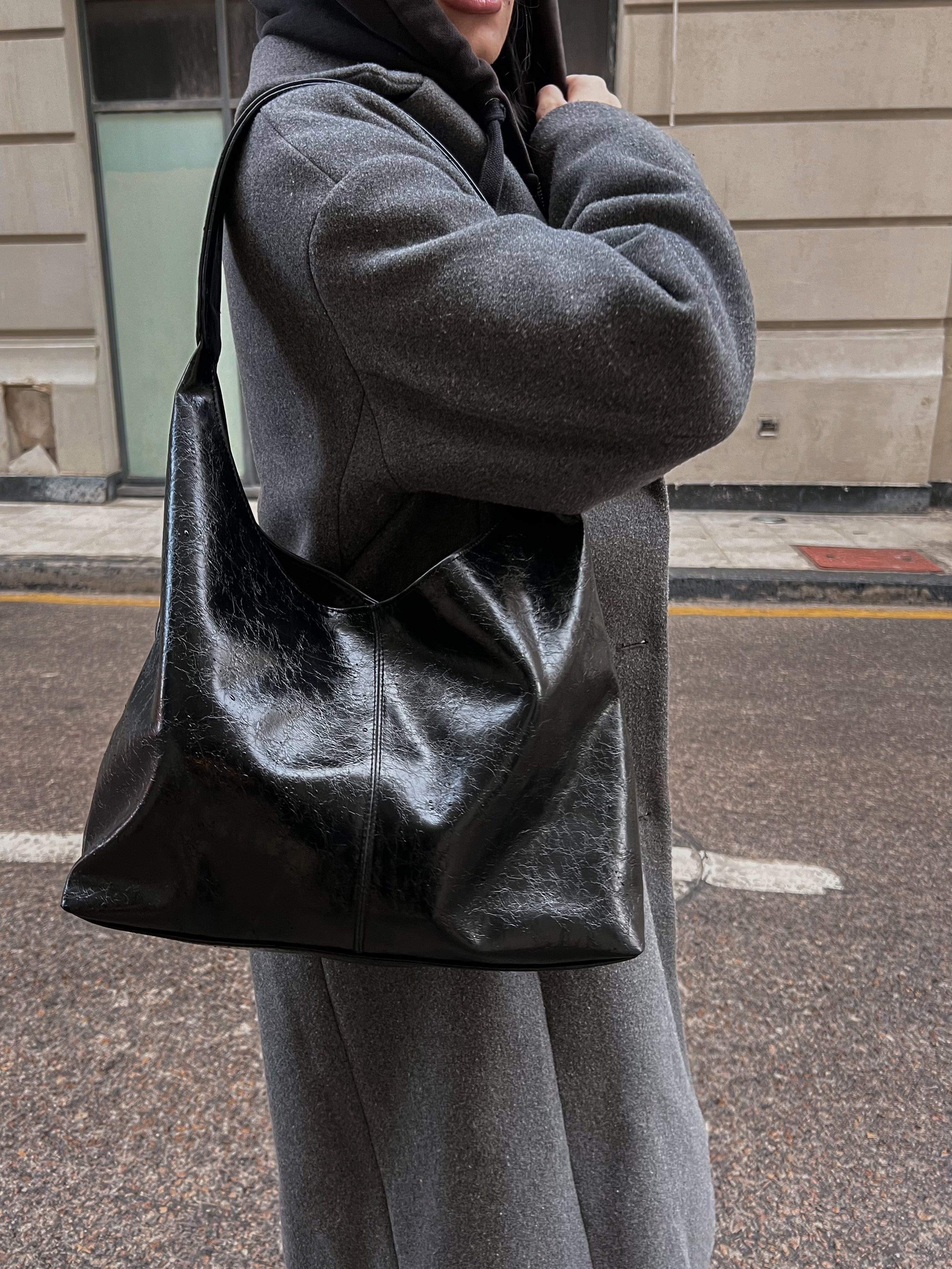 HELIO-HOBO BAG CRACKED BLACK