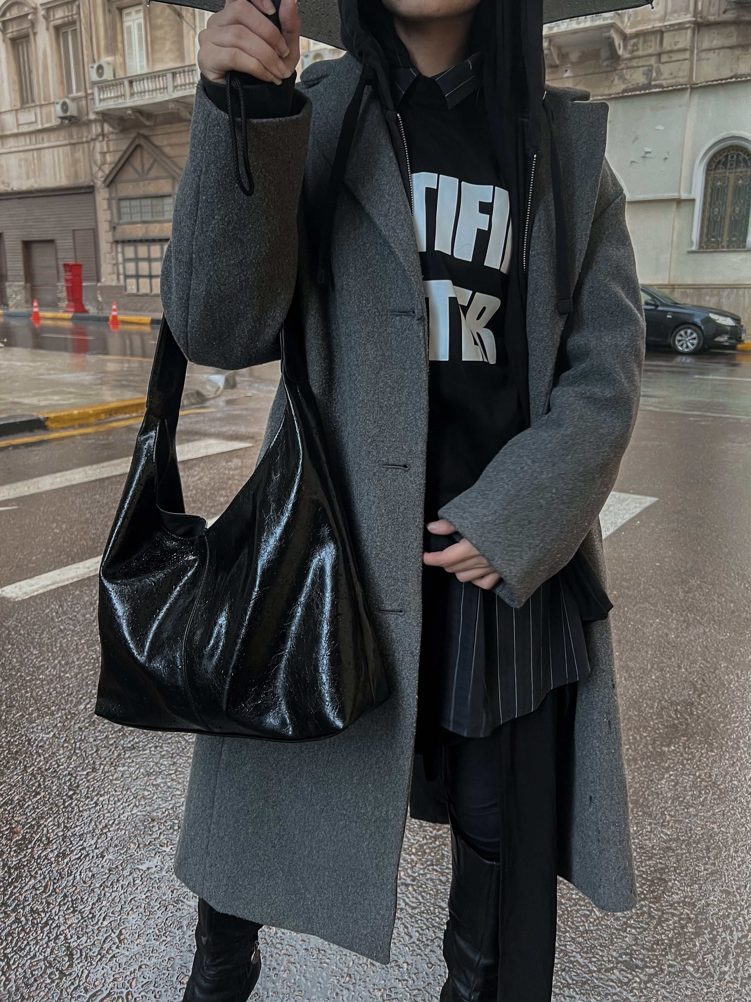 HELIO-HOBO BAG CRACKED BLACK