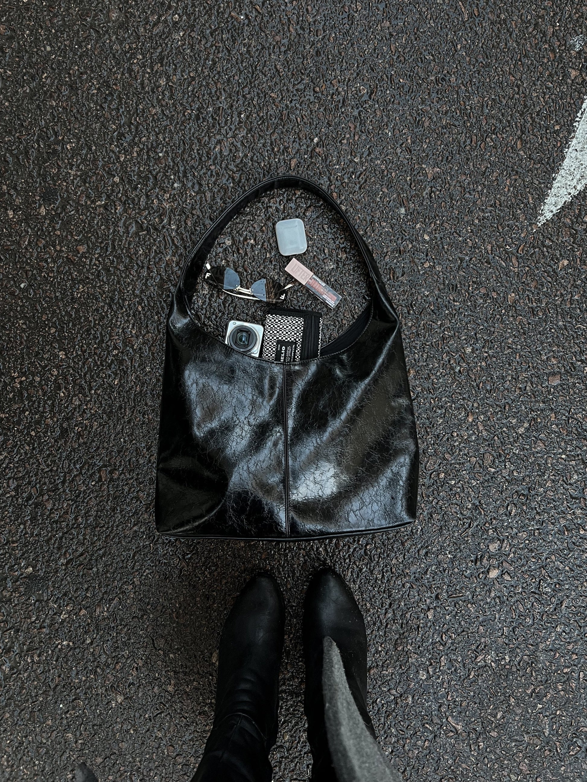 HELIO-HOBO BAG CRACKED BLACK